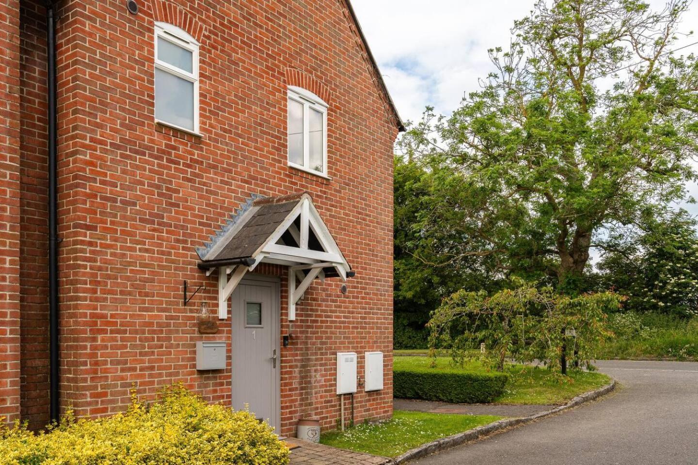 Pass The Keys Cute Cosy Cottage Chilterns Great Kimble Exterior photo